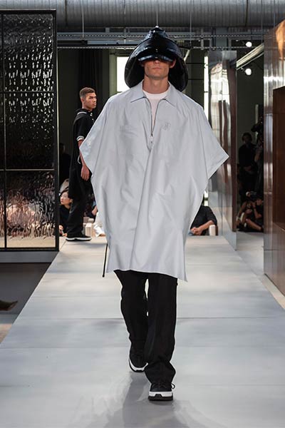 تصاميم راقية بلمسة جريئة ... اليك مجموعة Ricardo Tisci الأولى لدار Burberry